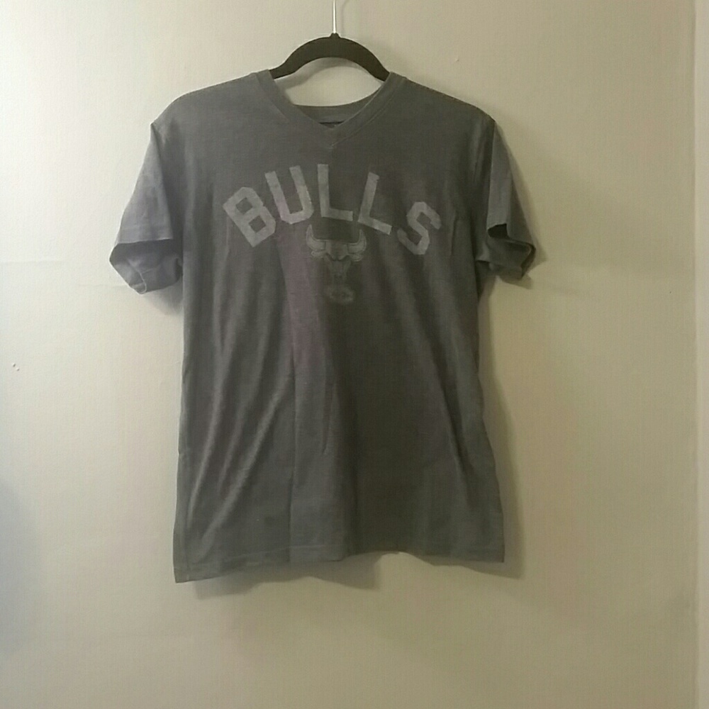 Graphic Chicago Bulls v neck tee.